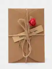 Красный открытка-конверт из крафтовой бумаги, с цветком