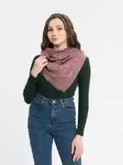 Розовый платок женский