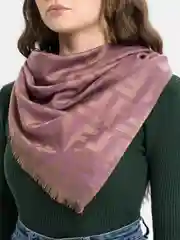 Розовый платок женский