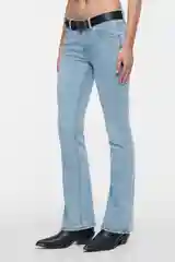 Голубой джинсы bootcut расклешенные с кожаным ремнем женские Befree