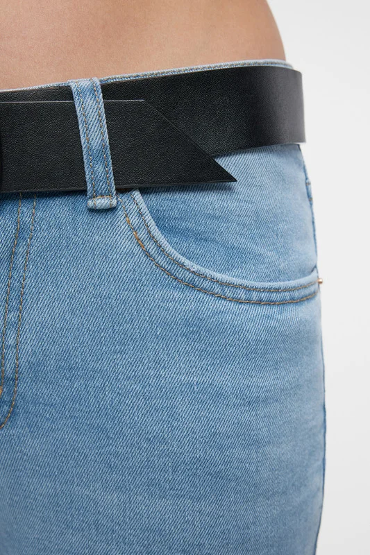 Голубой джинсы bootcut расклешенные с кожаным ремнем женские Befree