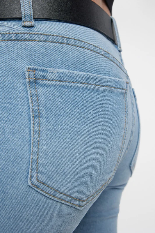 Голубой джинсы bootcut расклешенные с кожаным ремнем женские Befree
