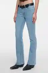 Голубой джинсы bootcut расклешенные с кожаным ремнем женские Befree