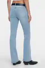 Голубой джинсы bootcut расклешенные с кожаным ремнем женские Befree