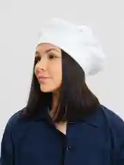 Белый берет женский, на стойке