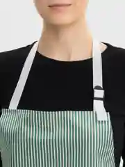Зеленый непромокаемый кухонный фартук с карманом и нашивками для вытирания рук