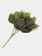 Светло-оранжевый искусственные цветы. Куст зелени. Искусственные растения для декора