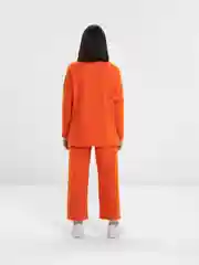 Оранжевый костюм в рубчик