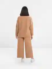 Бежевый костюм в рубчик