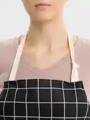 Бежевый фартук для кухни с кармашком