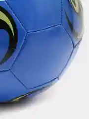 Белый футбольный мяч