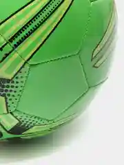 Багровый футбольный мяч