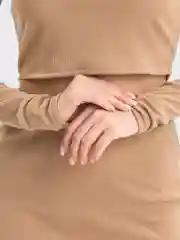 Бежевый комплект женский: топ и юбка