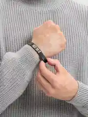 Желтый силиконовый браслет