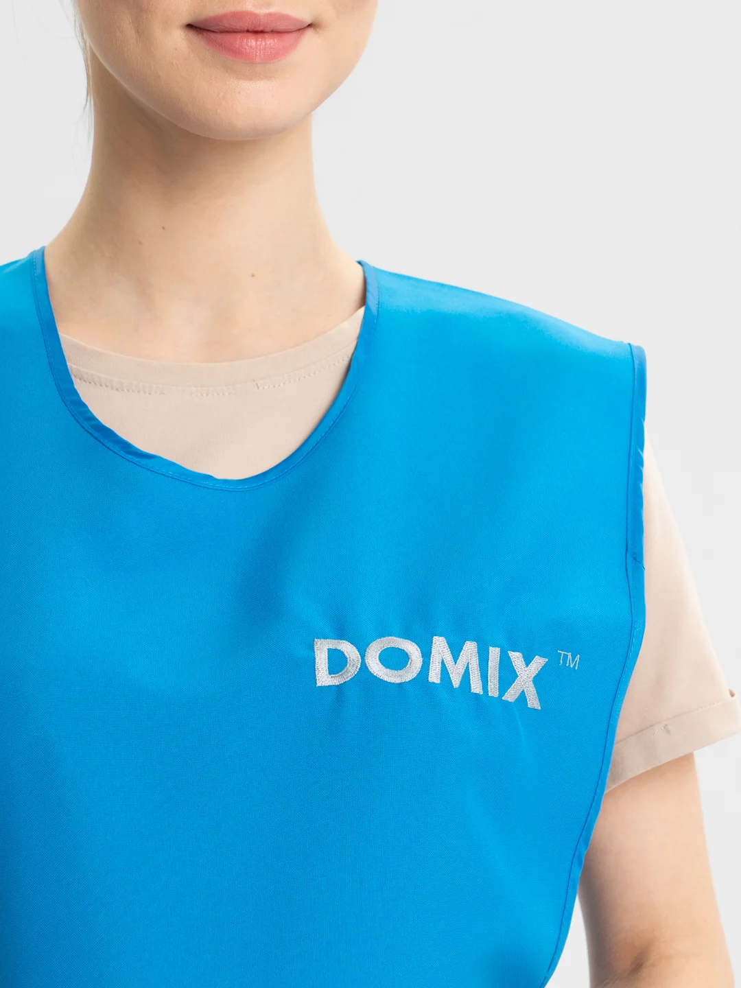 Голубой фартук для мастера маникюра Domix