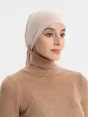 Бежевый бони на завязке, прямой лоб