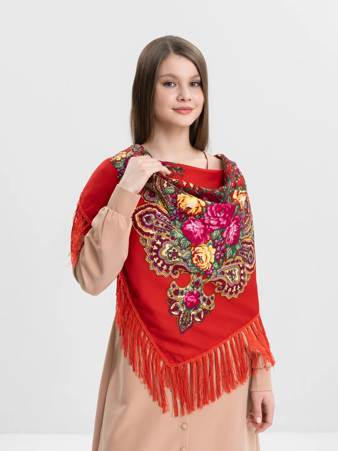 Алый платок женский, в русском стиле, с бахрамой, с цветами