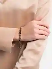 Черный декоративный браслет с черными камнями
