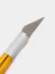 Желтый нож-скальпель канцелярский, со сменным лезвием