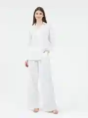 Белый костюм женский: рубашка, брюки