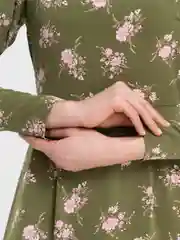 Оливковый платье женское осеннее в цветочек "Лика"