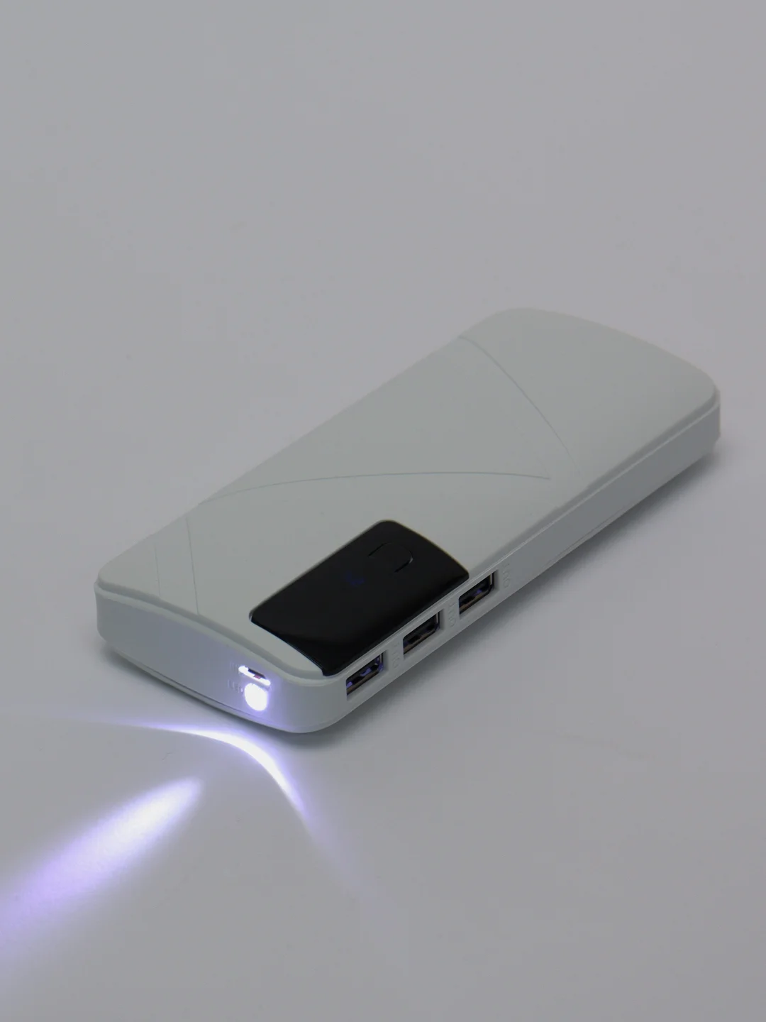 Белый внешний аккумулятор Power Bank Demaco 20000