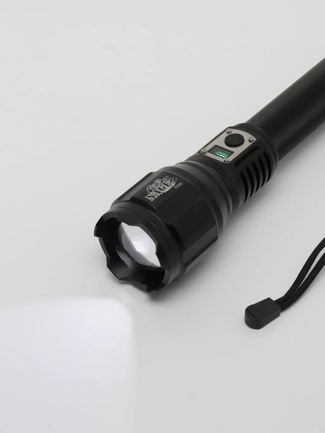 Черный ручной фонарь XHP-360