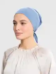 Небесно-голубой бони на завязке, прямой лоб