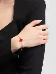 Красный женский браслет на руку