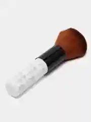 Алый кисточка для макияжа