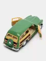 Зеленый машинка металлическая Kinsmart Ford Woody Wagon KT5402D, 1:40