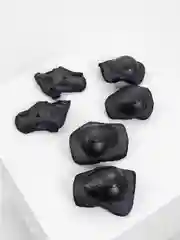 Черный набор защиты детский (шлем, 2 налокотника, 2 наколенника, 2 защиты на запястья)