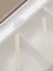 Белый контейнер для специй с ложкой