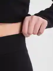 Черный спортивный костюм: топ и лосины