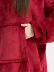 Красный плед с рукавами и капюшоном