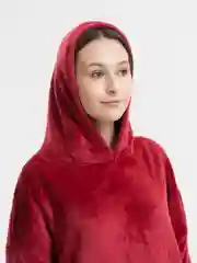 Красный плед с рукавами и капюшоном
