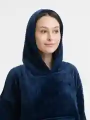 Синий плед с рукавами и капюшоном