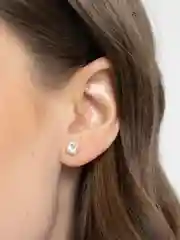 Серебряный серьги-гвоздики, со вставкой кубического циркония
