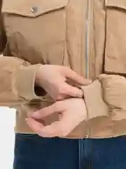 Бежевый бомбер укороченный