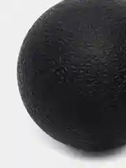 Черный мяч массажный жесткий для МФР, йоги и фитнеса