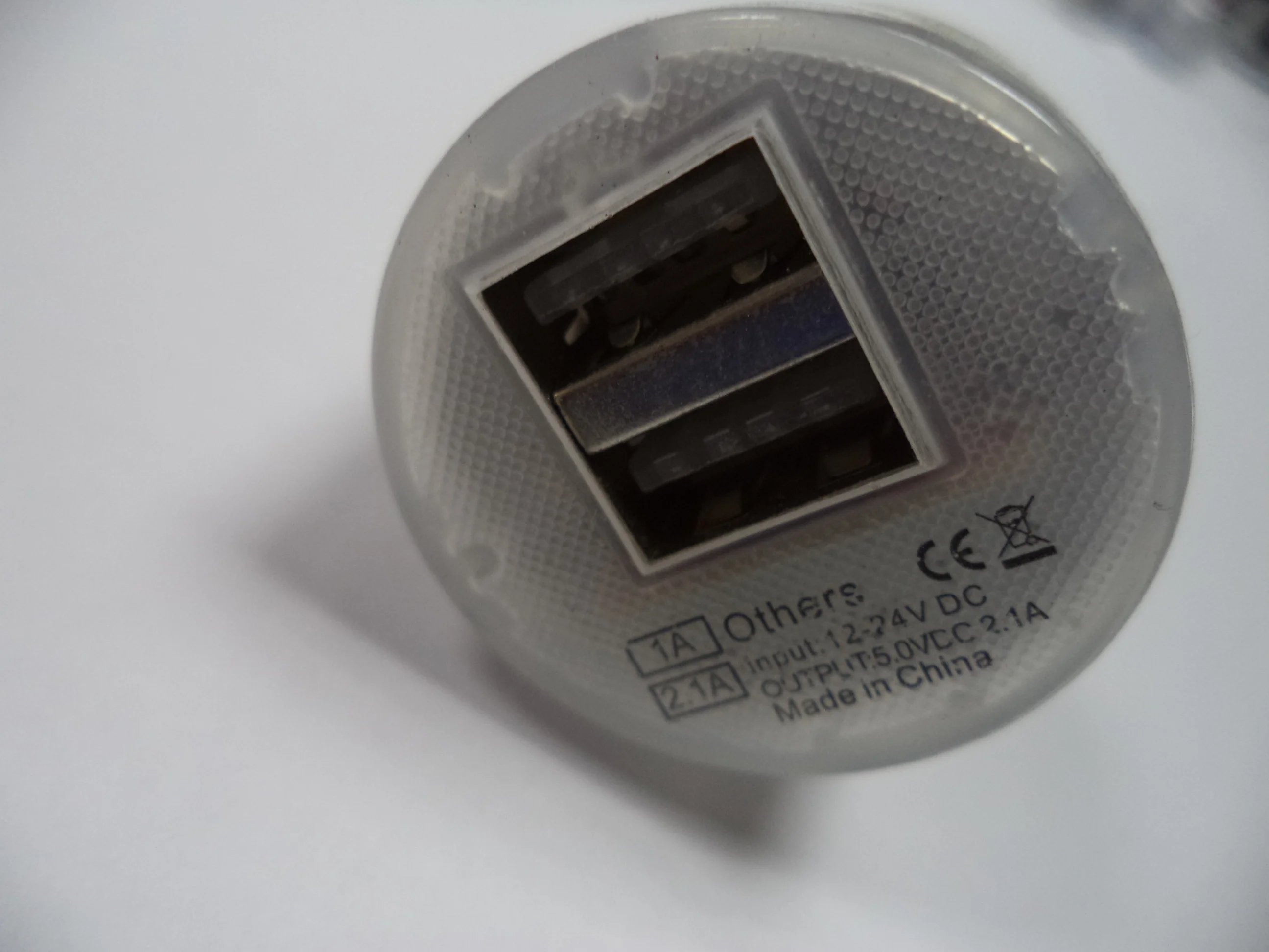 Автомобильное зарядное устройство, для сотового телефона, с 2 USB, белое