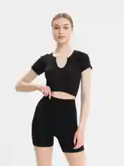 Черный спортивный женский костюм: шорты-велосипедки и топ с вырезом