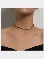 Чокер из черных бусин.