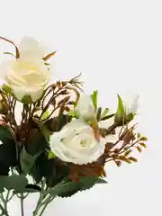 Алый искусственные цветы. Розы (двухцветный букет ) Композиция. Высота: 34 см  Букет из 7 веток