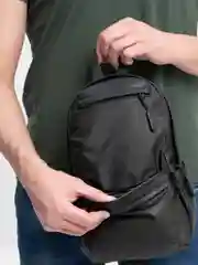 Черный рюкзак через плечо