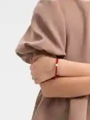 Браслет из красного бисера, с крупным жемчугом
