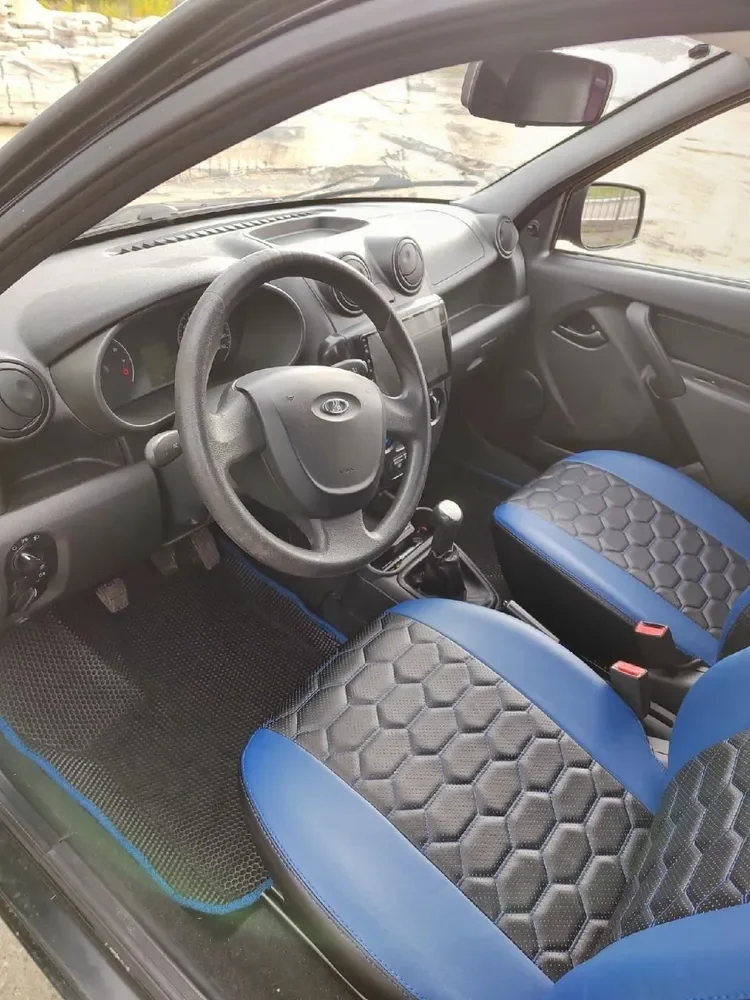 Модельные авточехлы на Lada Granta седан(до 2017 г. рестайлинг), черные с синими вставками
