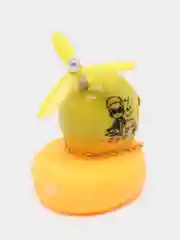 Желтый утка в шлеме в машину