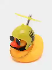 Желтый утка в шлеме в машину