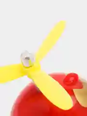 Красный крутая утка в шлеме с пропеллером